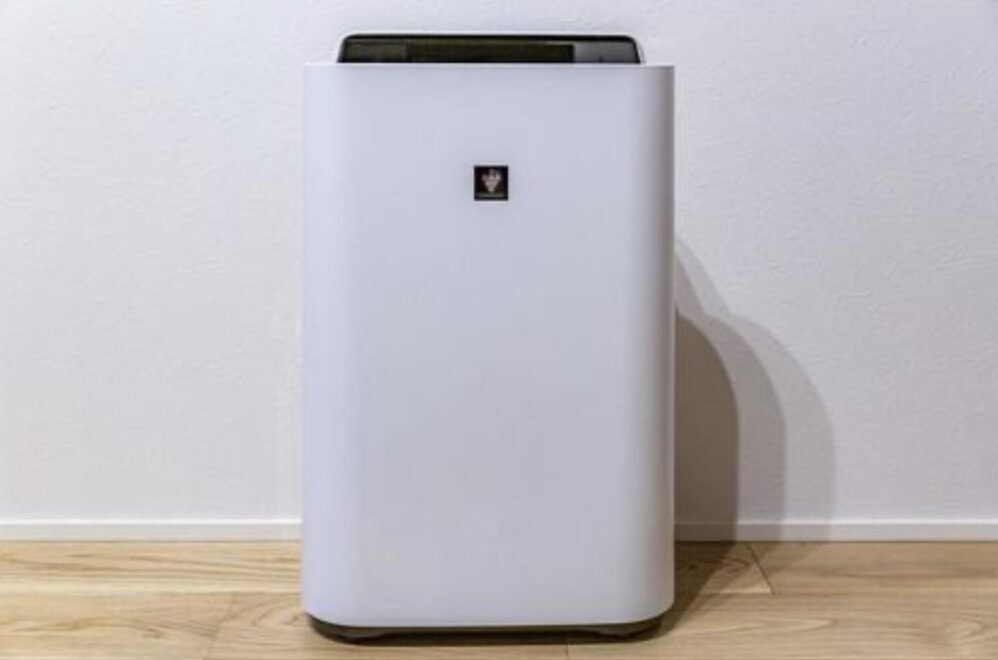 壁際に設置された空気清浄機。家庭用プラズマクラスター搭載モデルの正面外観。