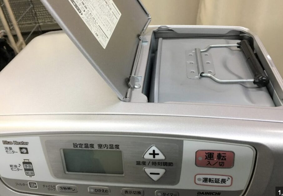 ダイニチ製石油ファンヒーターの上部タンクを開けた状態。操作パネルと給油口が確認できる本体上面のクローズアップ。