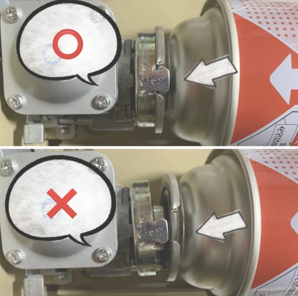 カセットガスボンベの装着可否を示す比較画像。上段が正しい装着(〇)、下段が不完全な装着(×)を示している。