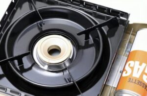 カセットコンロのバーナー部分を上から見た構造。五徳と中央のバーナーリングが確認できる状態。