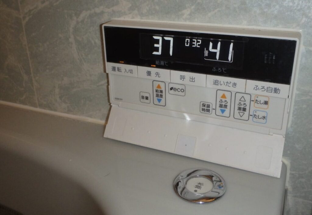 浴室内の給湯器リモコン表示パネル。給湯温度37℃、ふろ温度41℃が表示されている状態。
