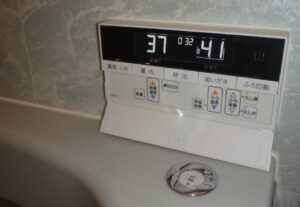 浴室内の給湯器リモコン表示パネル。給湯温度37℃、ふろ温度41℃が表示されている状態。