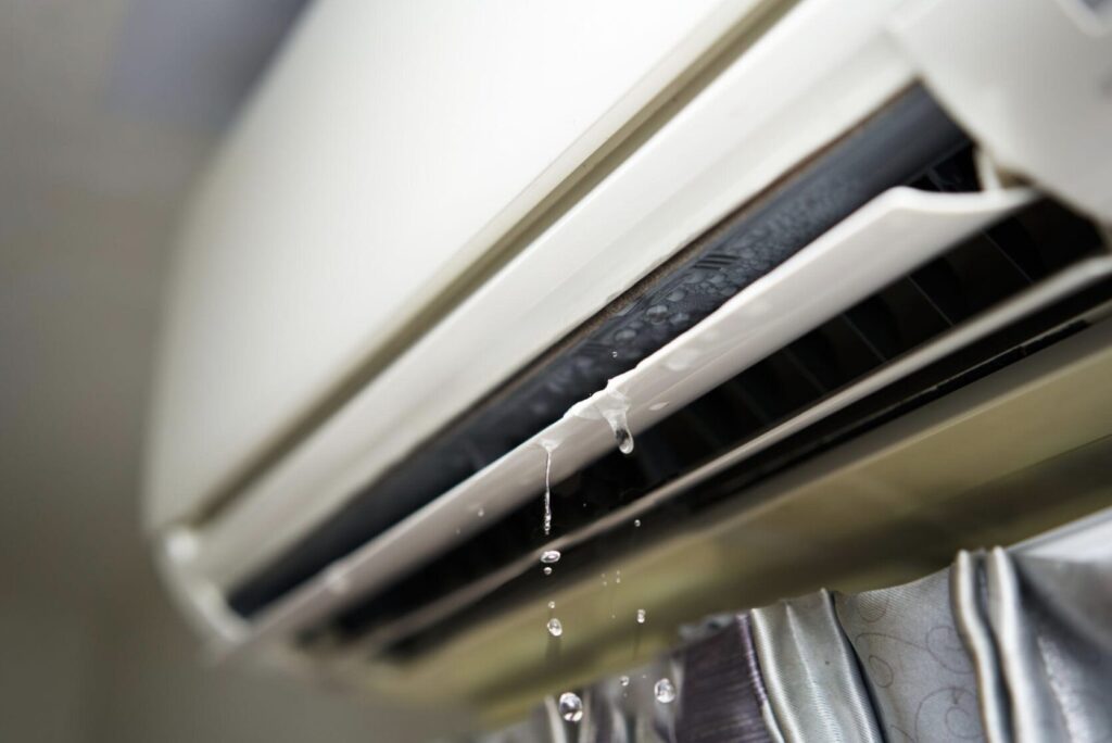 エアコン本体から水漏れが発生している様子