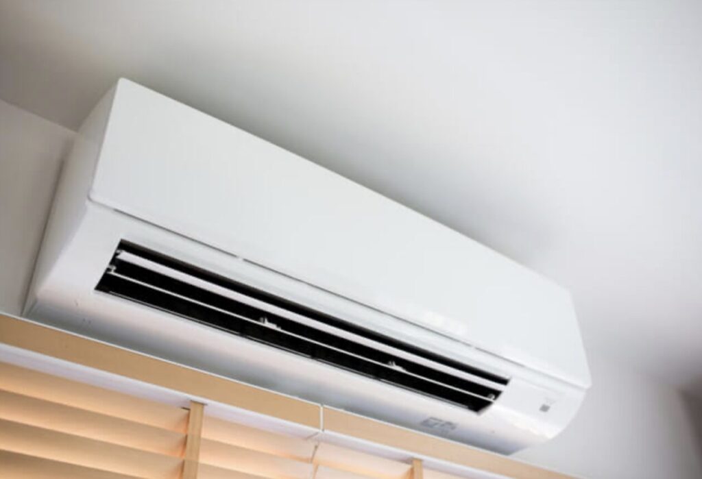 室内の壁上部に設置された一般的な壁掛けエアコン本体の写真