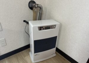 室内に設置されてあるFF式のサンポット製の石油ストーブ