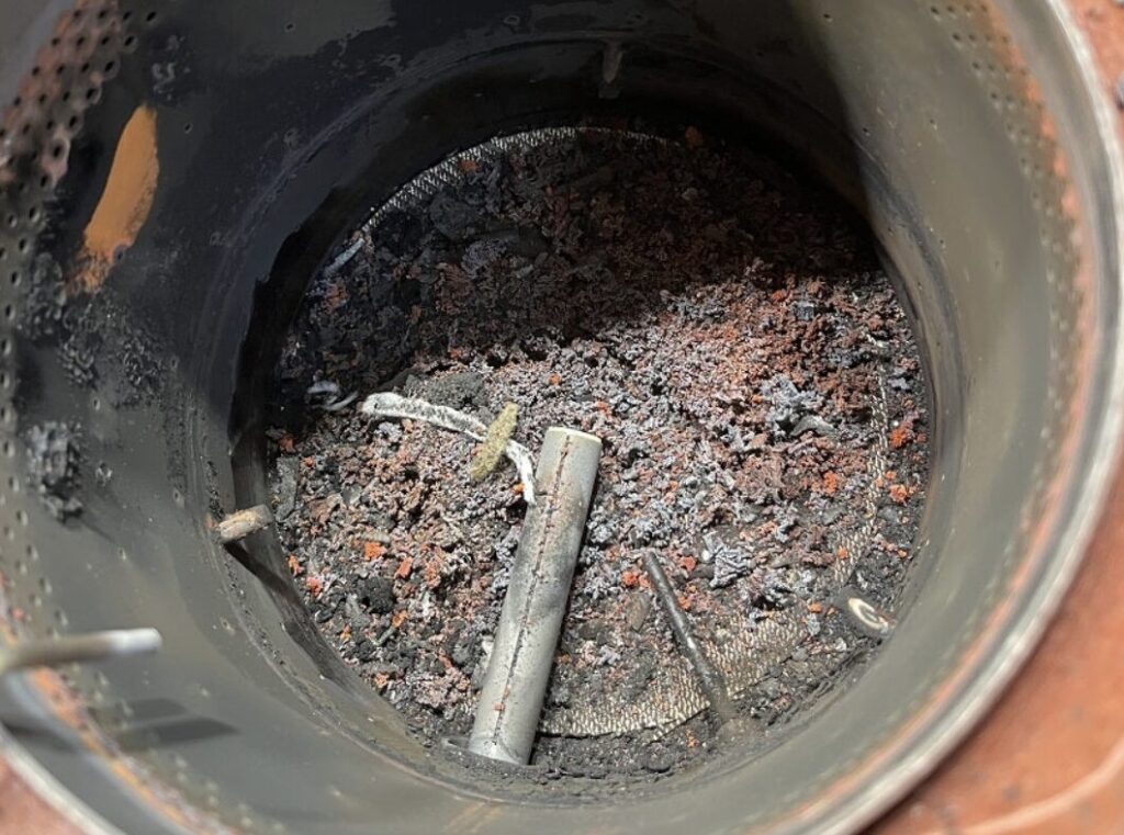 石油ストーブ内部の燃焼室。底部に煤や赤錆粉が堆積している様子