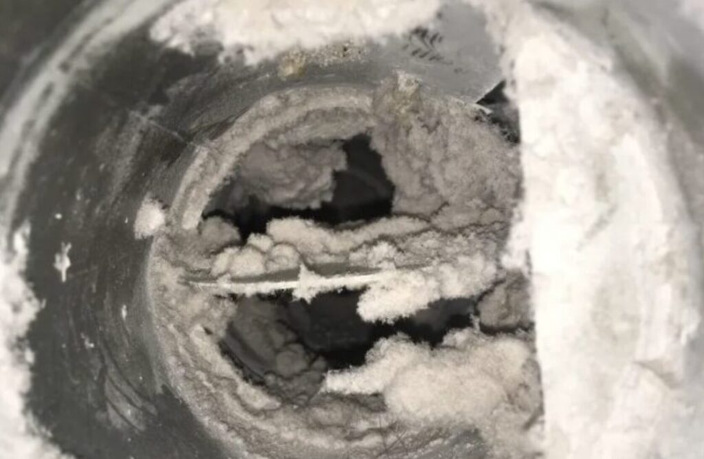 乾太くんの排気ダクト内部にびっしり詰まったホコリの堆積状況。通気が妨げられている状態の内部写真。