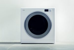 壁際に設置されたリンナイ製のガス衣類乾燥機「乾太くん」。シンプルな白い本体の正面イメージ。