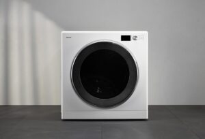 白い壁とグレーの床のシンプルな空間に設置されたリンナイ製のドラム式ガス衣類乾燥機。正面に大きなブラックガラスドアと操作パネルが配置されたミニマルデザインの外観。