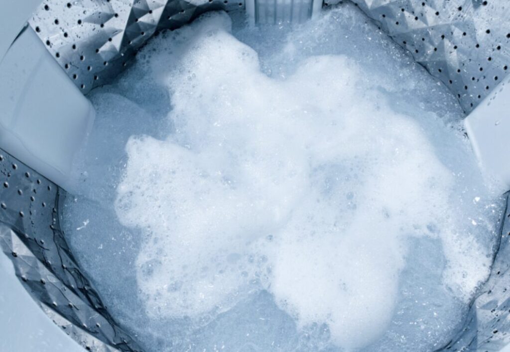 洗濯機内部で泡立った洗剤水が広がっている様子。