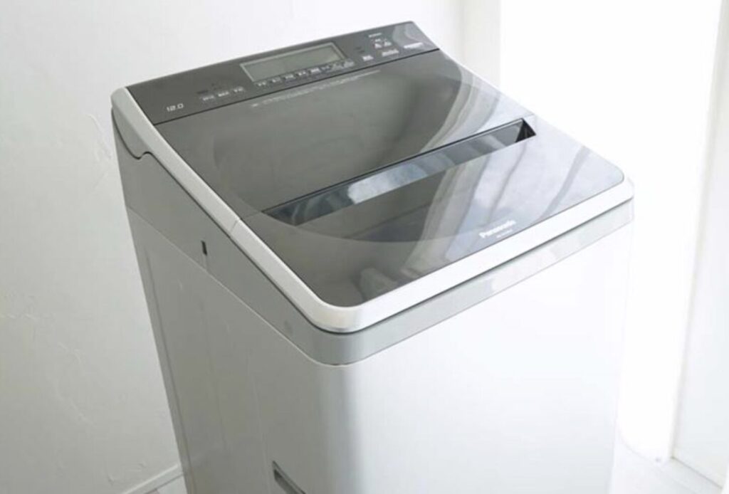 ガラス蓋付きの縦型洗濯機の上部操作パネルと本体外観。