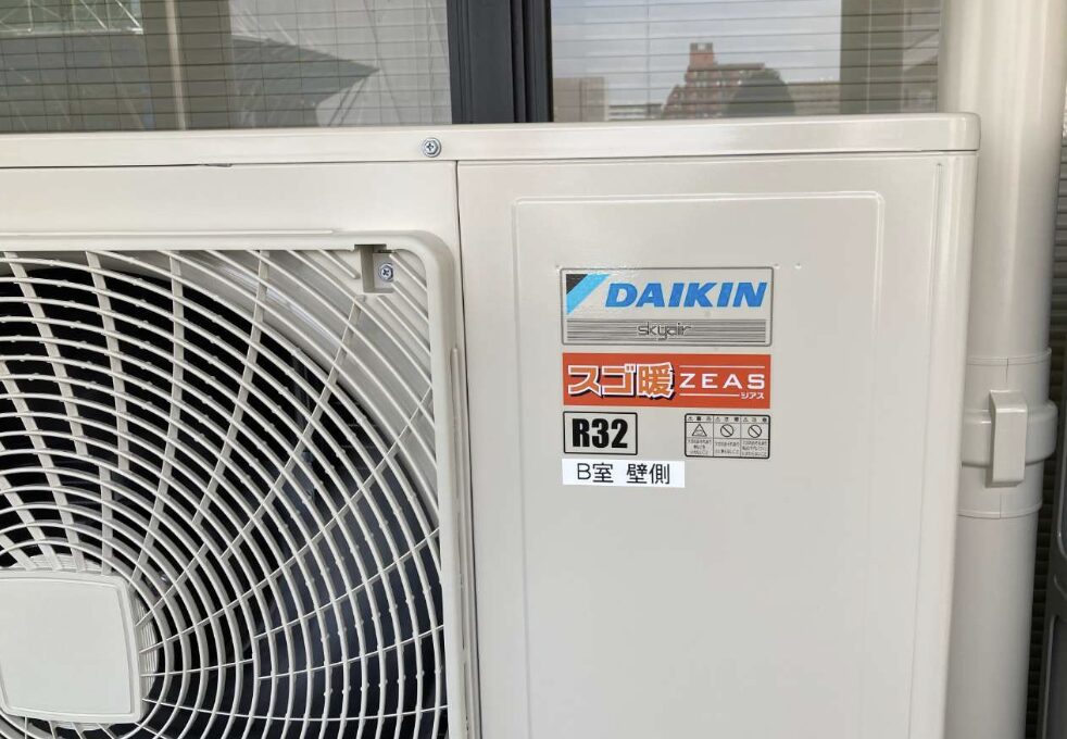 ダイキン製エアコン室外機の前面アップ。ファン部分とR32冷媒表示ラベルが確認できる設置状態。