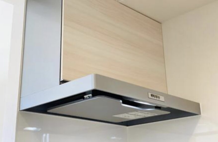 キャビネット下に設置された薄型レンジフードの外観イメージ。