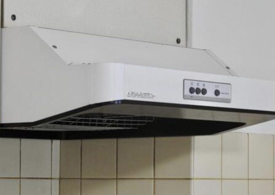 壁付けブーツ型レンジフードの正面外観イメージ。