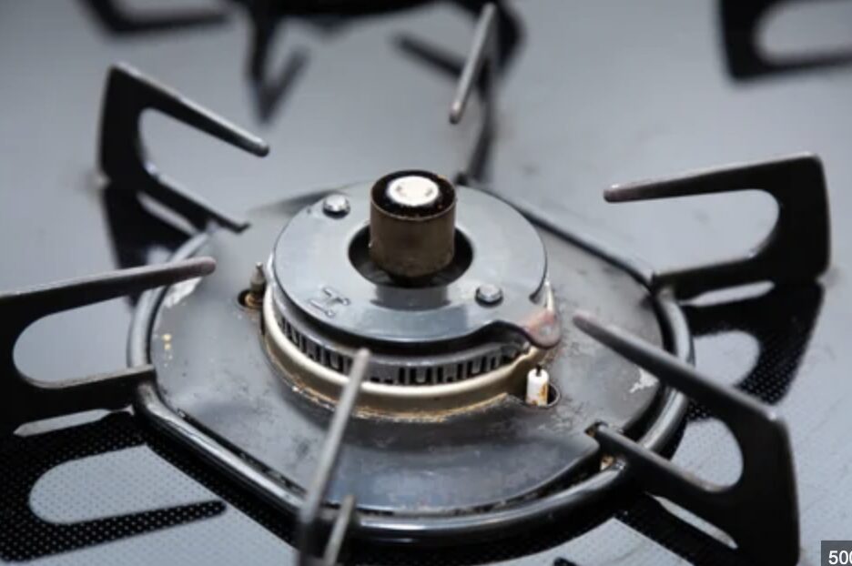 ガスバーナー部分をクローズアップした写真。五徳とバーナーキャップ周辺に使用感や軽い汚れが見られる状態。