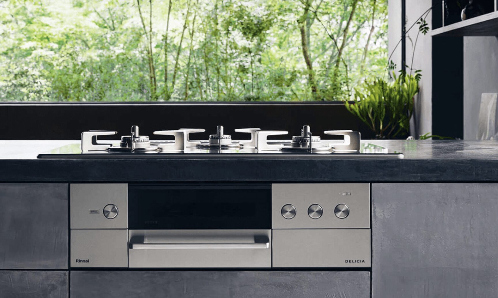 システムキッチンにビルトイン設置されたリンナイ製ガスコンロの全体外観。