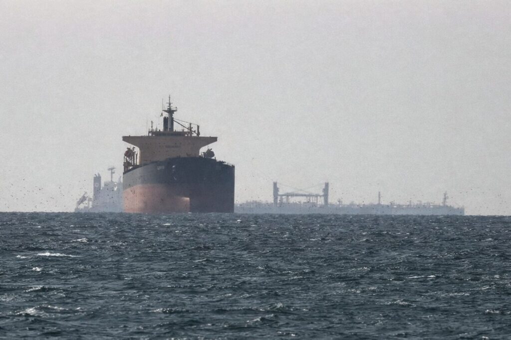 巨大な原油タンカーが海上を航行している様子