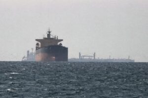 外洋を航行する大型タンカーと遠くに見える貨物船、手前には波立つ海面が広がる海上輸送の風景