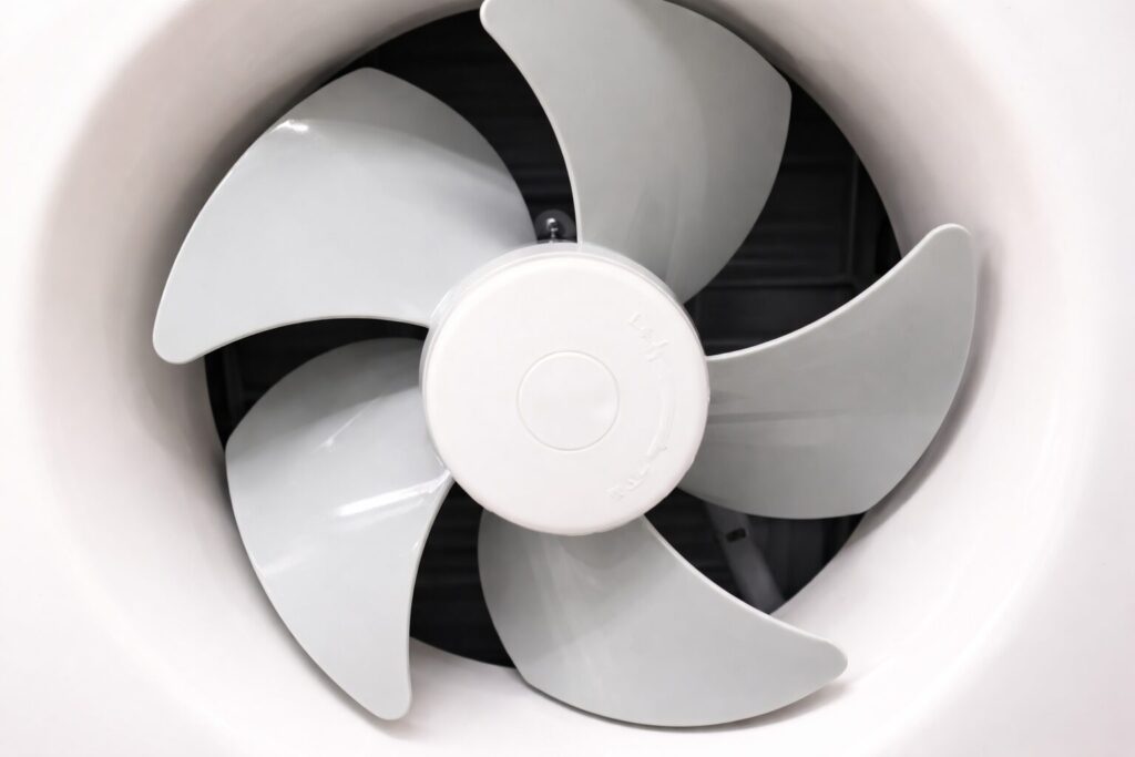換気扇内部のプロペラファンのアップ写真