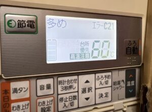 給湯リモコンにエラーC21と60℃表示が出ている操作パネルの様子