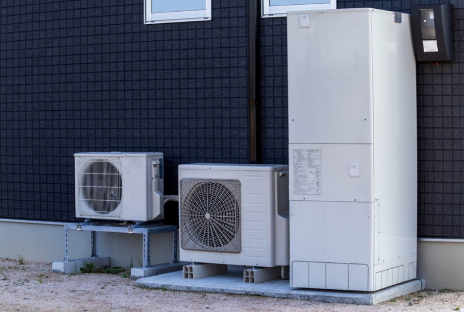建物外に設置されたエコキュートとヒートポンプユニットの設置例
