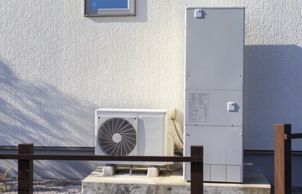 住宅外壁に設置されたエコキュート本体と室外機の全体外観