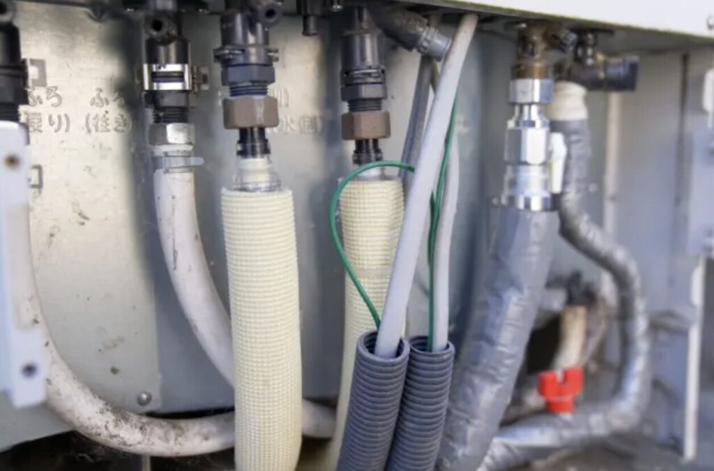 給湯器本体内部の配管や接続部を拡大した様子
