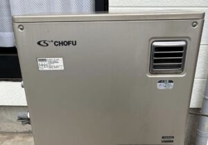 長府製の水道直圧式給湯ボイラー。型式はIBF-3964D