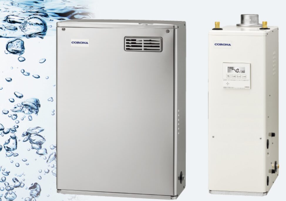 CORONA製の屋外用灯油ボイラー本体(左)と縦型タイプの灯油給湯機(右)の製品イメージ。左はシルバーの角型筐体で上部に排気口グリルがあり、右は操作パネル付きの縦長モデル。背景に水しぶきのデザインが配置されている。