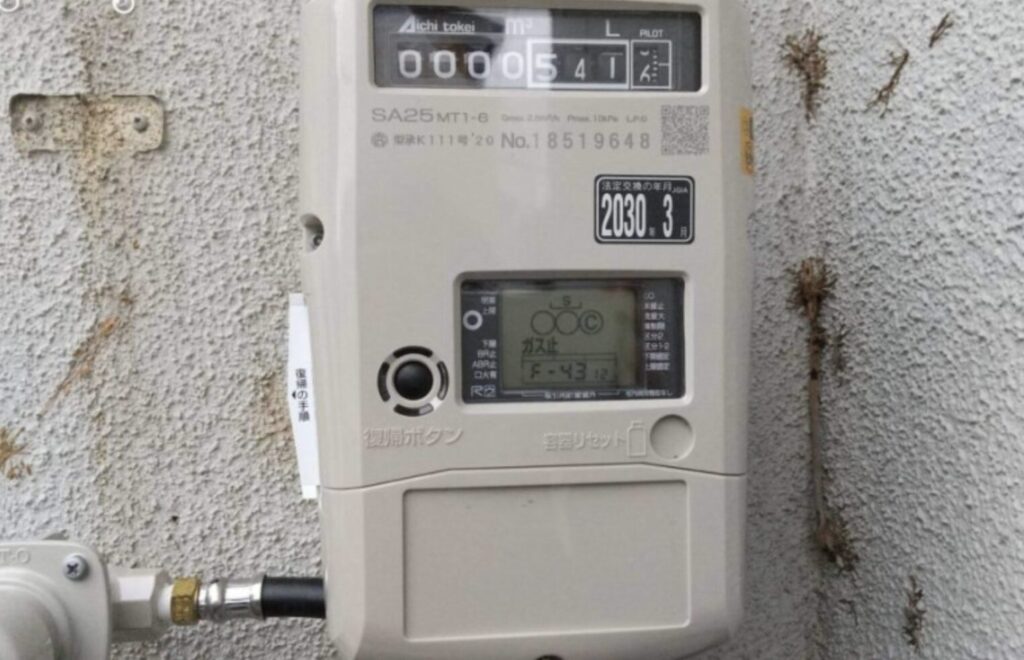 外壁に設置されたLPガスメーター本体と表示部の全体像