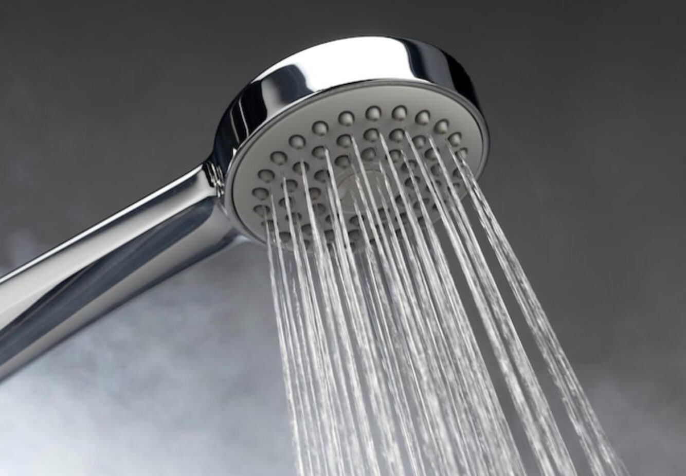 シャワーヘッドから細かい水流がまっすぐ出ている浴室設備の写真