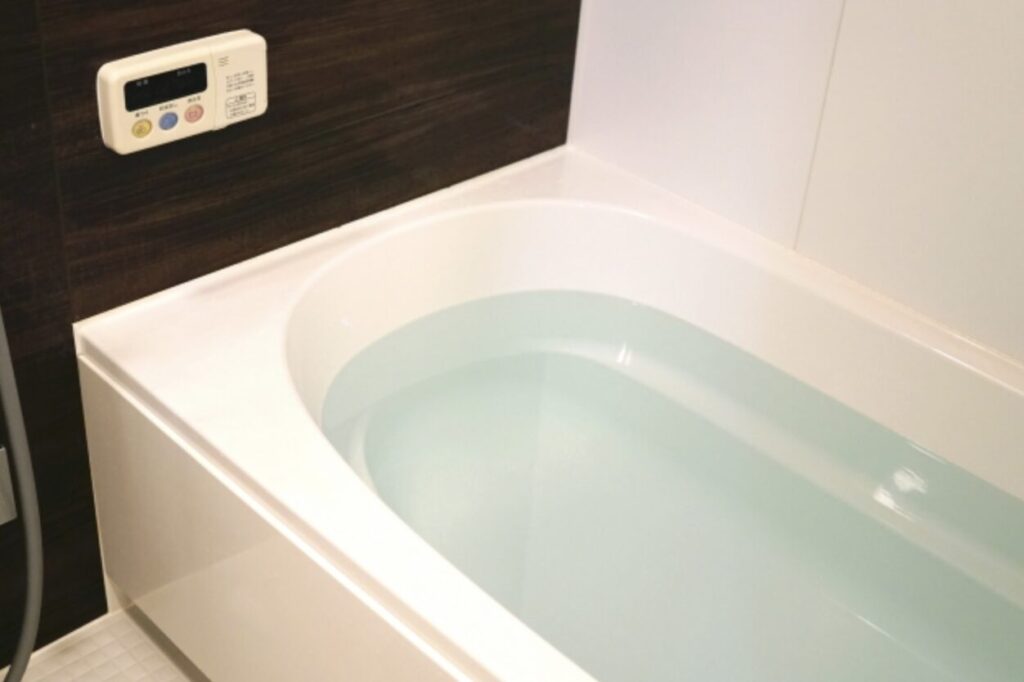 浴槽にお湯が張られた家庭用ユニットバスの入浴設備