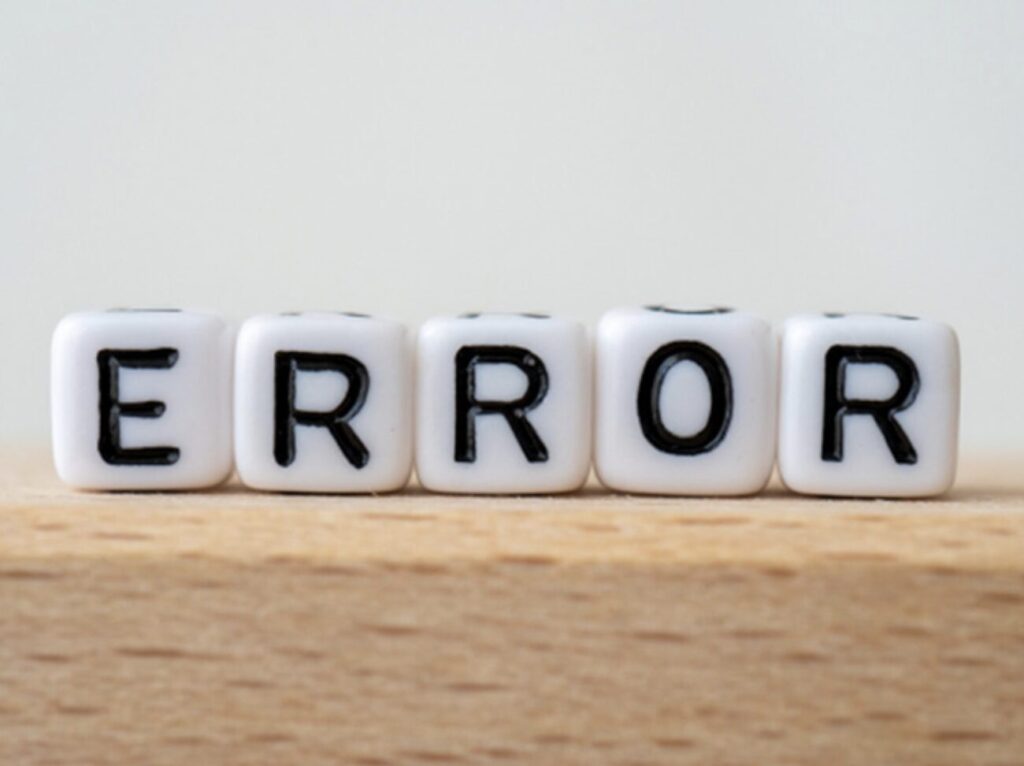 「ERROR」と書かれたアルファベットブロックを並べたエラーを示すイメージ