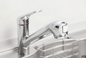 キッチンのシングルレバー混合水栓の蛇口