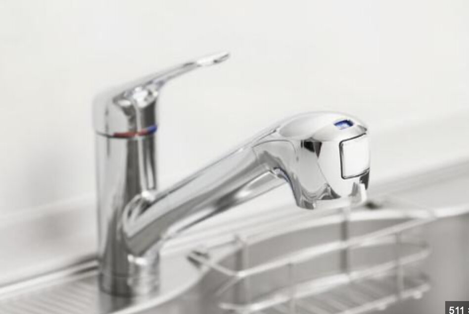 キッチンのシングルレバー混合水栓の蛇口