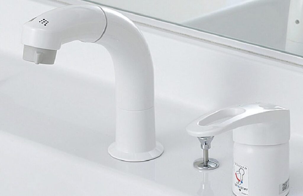 洗面台の蛇口とシャワーホース付きヘッド