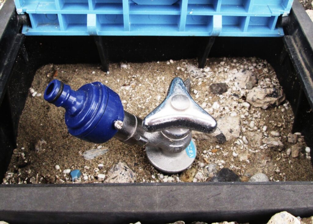 屋外の水道メーターボックス内に設置された止水栓と蛇口バルブ