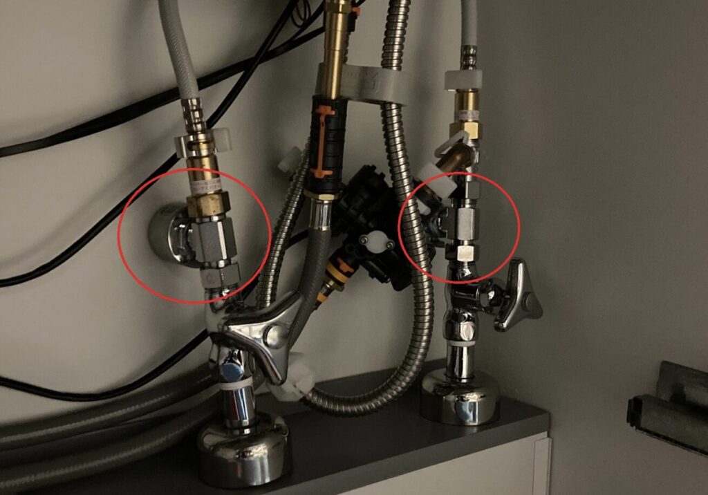 シンク下の給水配管に設置されたウォーターハンマー防止器の設置例