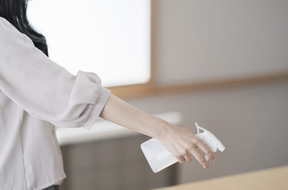 室内に消臭スプレーを噴霧して臭い対策をしている様子