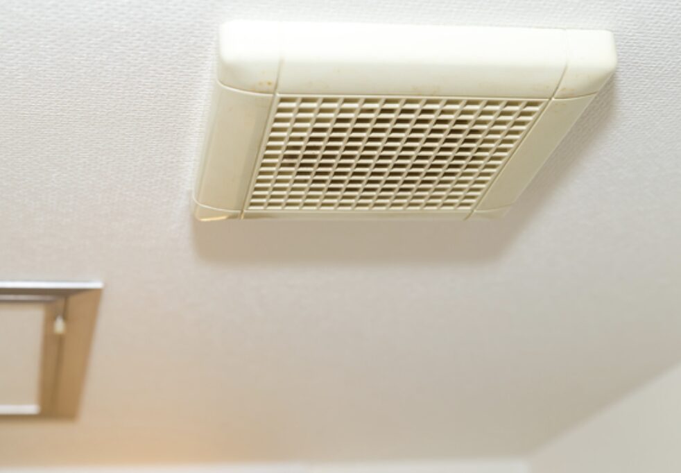 天井に設置されたトイレ用換気口グリル