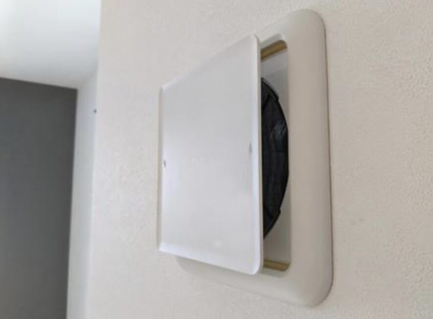 室内壁面に設置された換気口のカバー