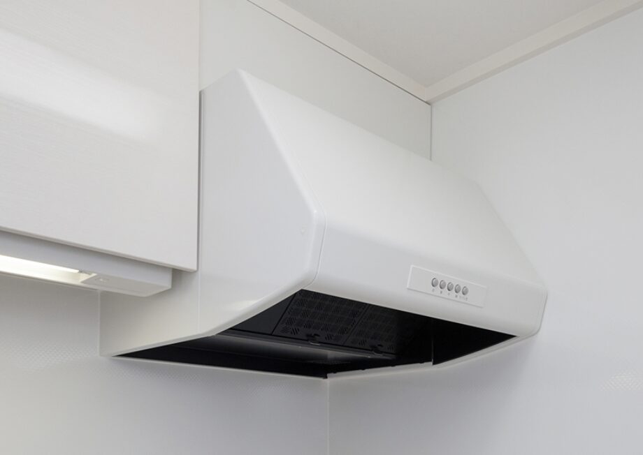 白いキッチンに設置されたシンプルなレンジフード