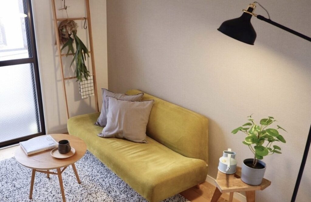 ソファと観葉植物が置かれた落ち着いた雰囲気のリビングインテリア