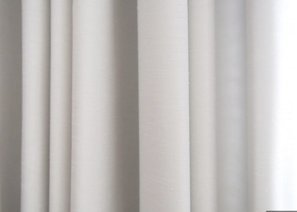 白いカーテンの布の質感をクローズアップした様子