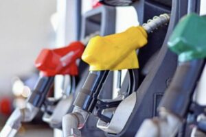 ガソリンスタンドに並ぶ赤・黄・緑の給油ノズル