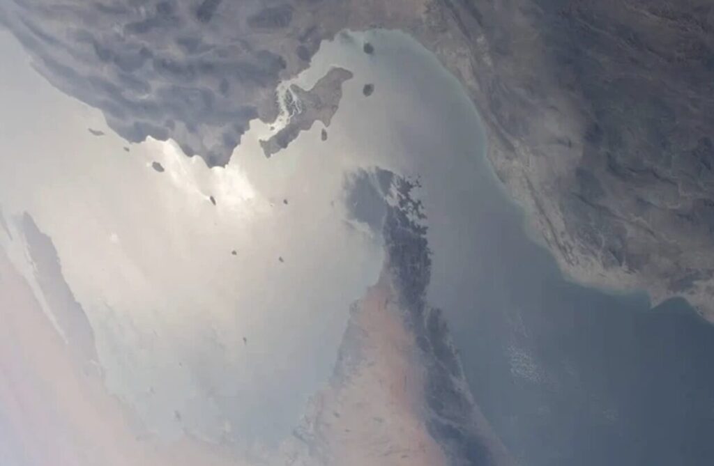 ホルムズ海峡周辺の地形を上空から捉えた衛星画像