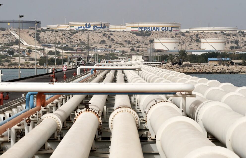 ペルシャ湾沿岸の石油施設と大型パイプラインの様子