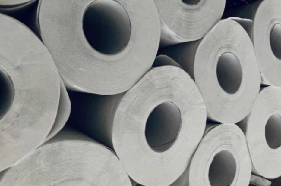 大量に積み重ねられたトイレットペーパーのロール