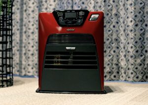 赤い本体が特徴のトヨトミ製石油ファンヒーターが室内に置かれている様子