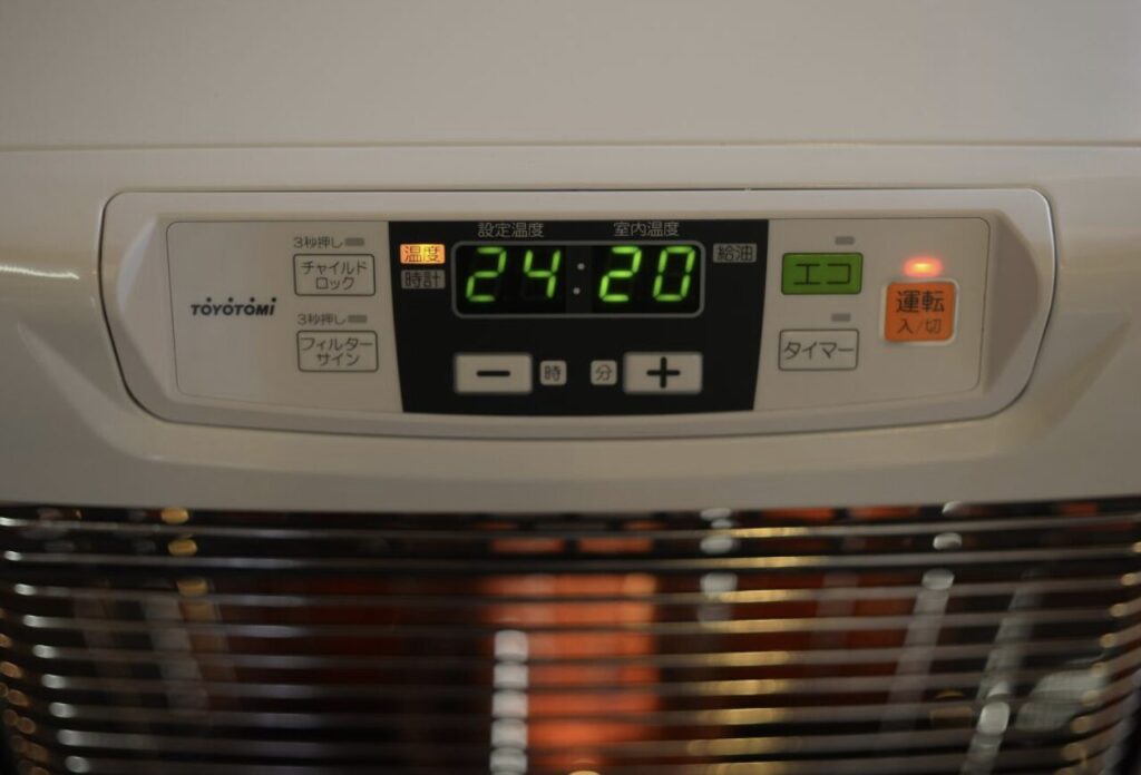 トヨトミ製石油FF式ストーブの操作パネル。設定温度24℃と室内温度20℃が表示されエコ運転ボタンが点灯している状態